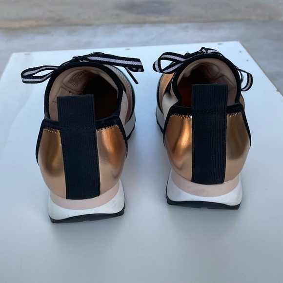 Sneaker - Picture 2 of 3